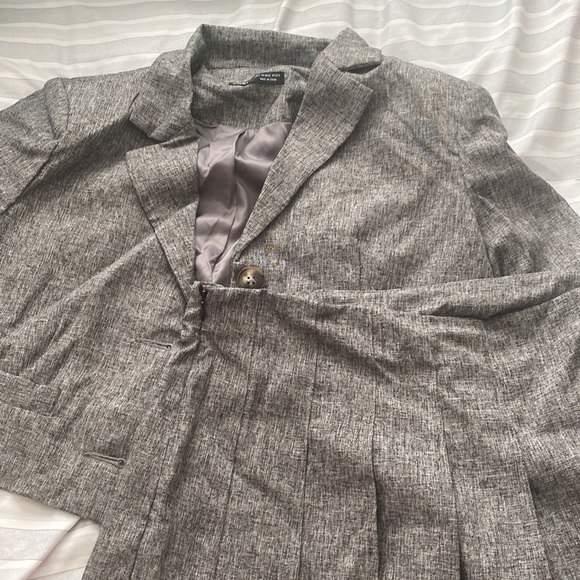 Grey cropped blazer and pleated skirt - Picture 3 of 3